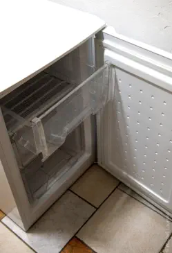 Congélateur 3 tiroirs dans l'arrière cuisine