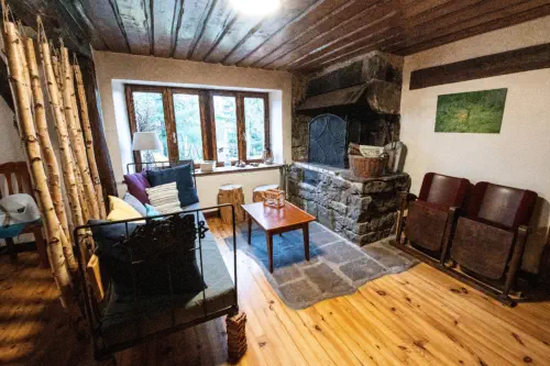 espace salon autour de la cheminée gîte de la retorderie