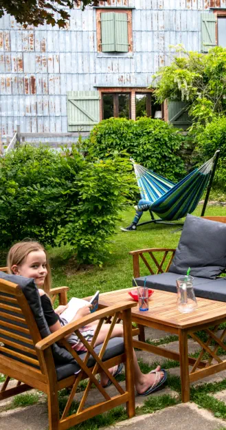 salon extérieur et hamac sur le damier gîte de la retorderie
