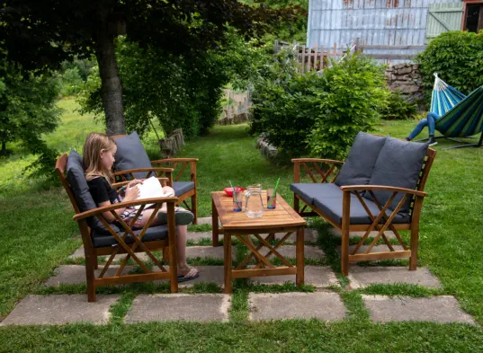 Salon de jardin sous les arbres  sur le damier