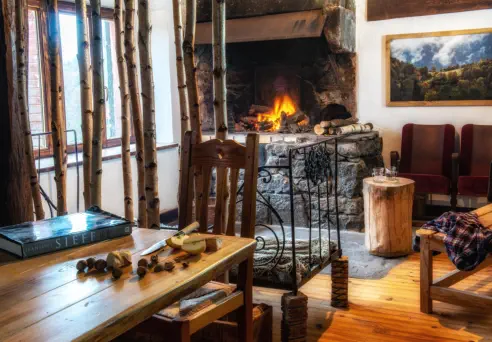 salle à manger avec cheminée gite de la retorderie