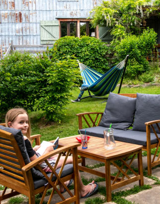 Terrasse exposée plein sud, avec barbecues, transats, et mobilier extérieur